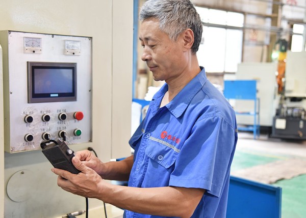 數(shù)控機床工人正在進行操作